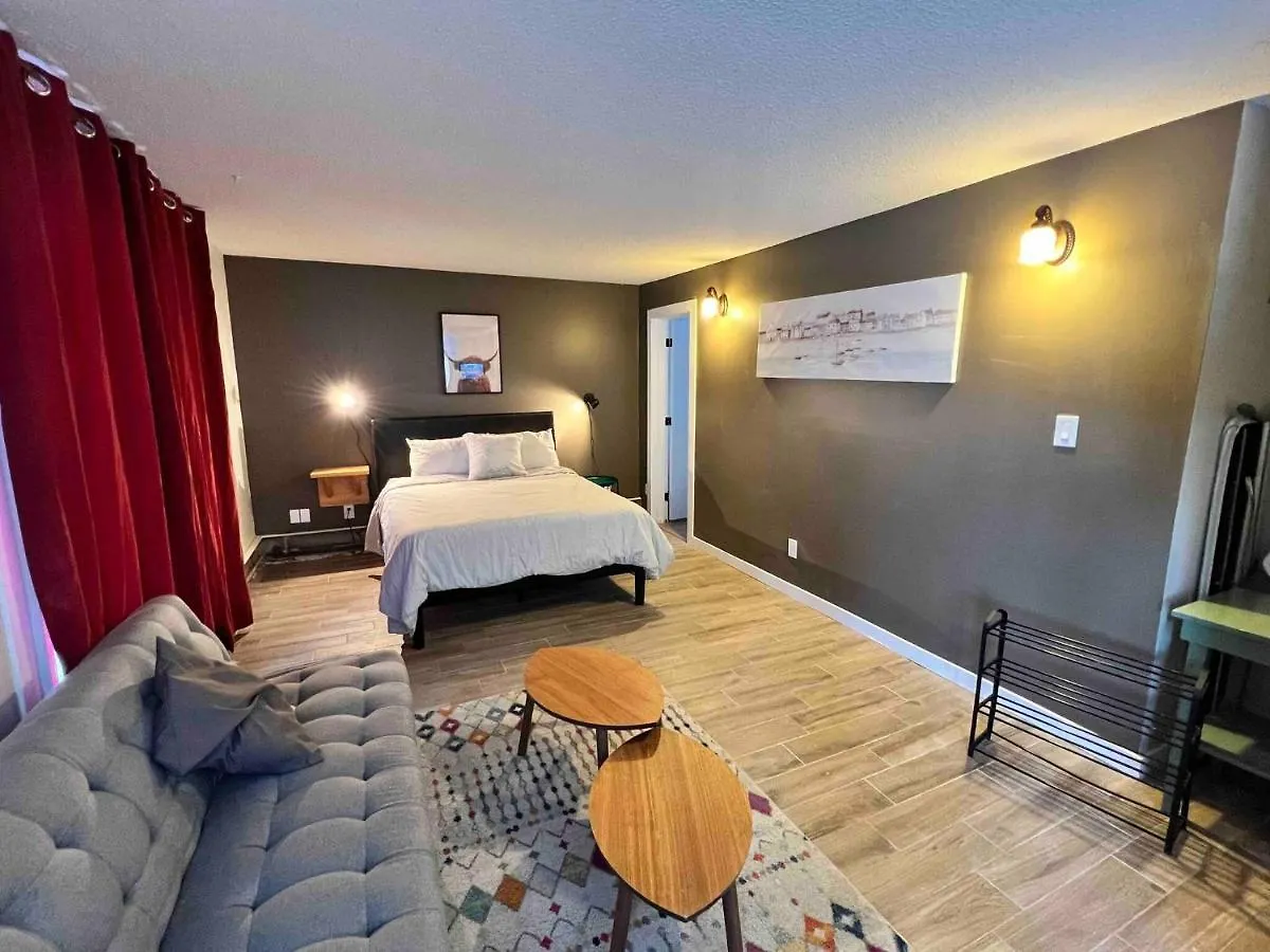 One Bedroom Condo Near Whyte Ave Close To University إيدمونتون 0*,  كندا